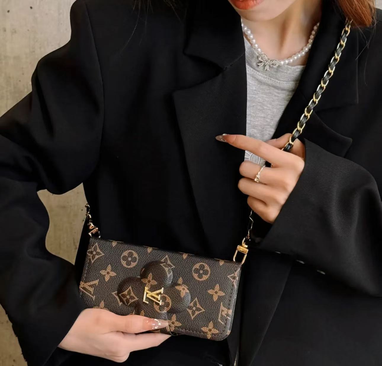 LV ハイエンド フリップ チェーン: 究極の iPhone レザー ウォレット ケース