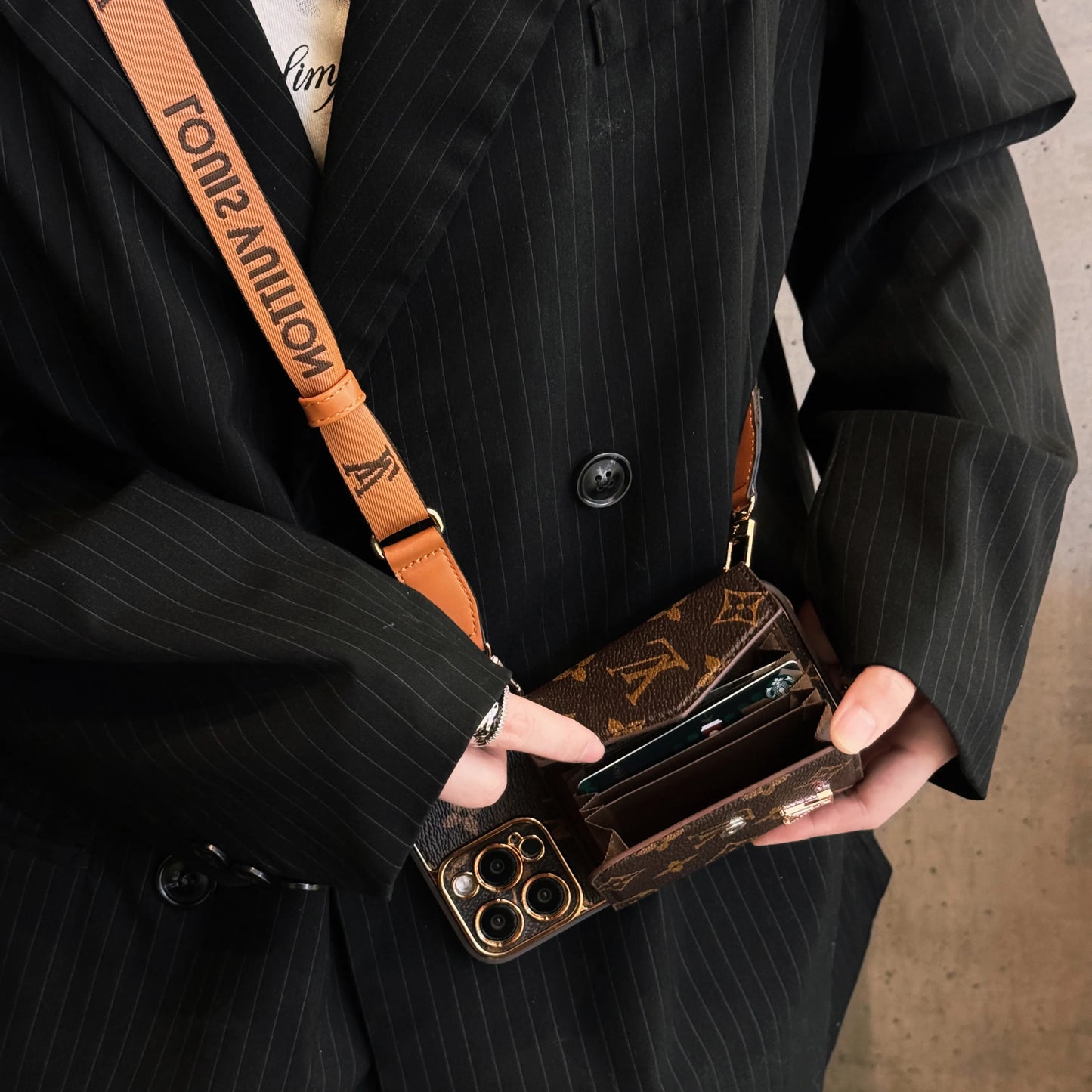 高級レザー iPhone ケース ウォレットとストラップ付き ブラウン