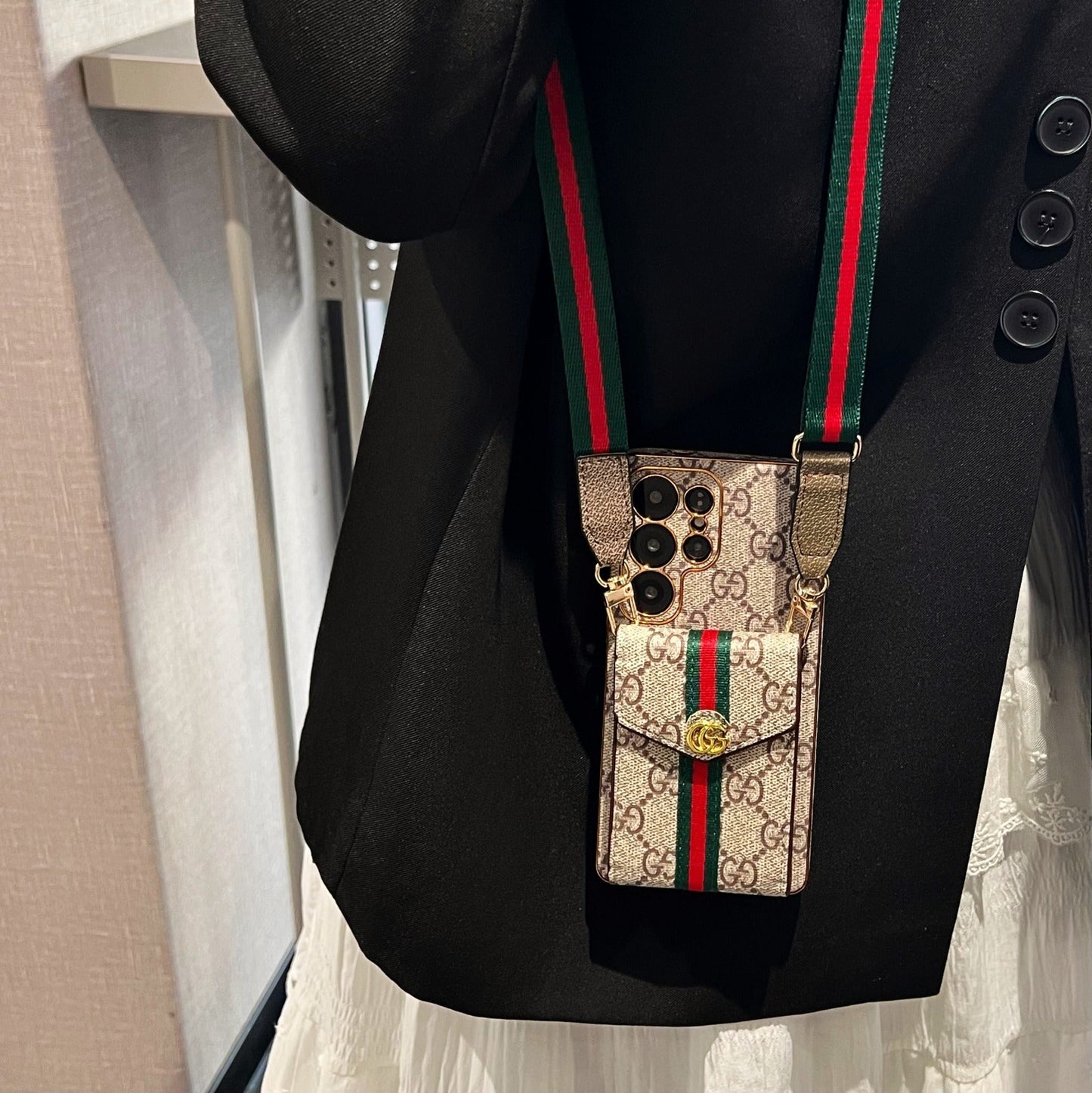 ラグジュアリーなLVクロスボディスマホケース – ファッションと機能性が融合