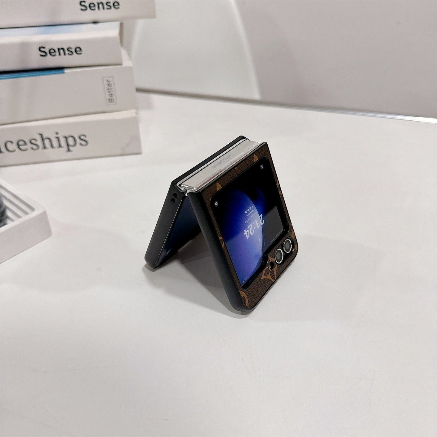 ラグジュアリー LV シリーズ:Z Flipシリーズ用プレミアムLVレザーケース