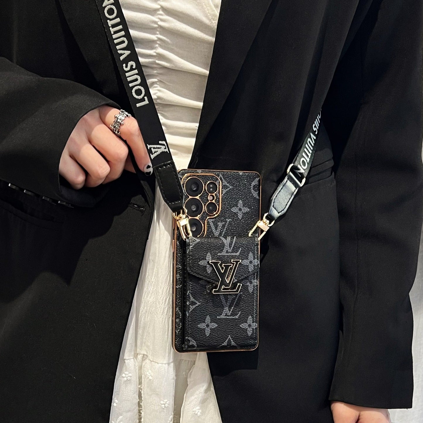 ラグジュアリーなLVクロスボディスマホケース – ファッションと機能性が融合
